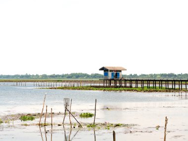 Balıkçıların araç gereçlerini tutmak için nehir kıyısında küçük bir ev..