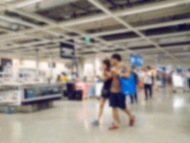 Alışveriş merkezinde yürüyen insanların bulanık görüntüsü.