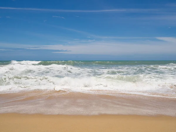 Пляж Голубым Морем Белым Облаком Песчаном Пляже Летом — стоковое фото