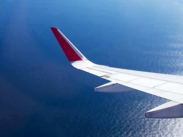 Vol Aile Avion Volant Dans Ciel Dessus Mer Bleue Réfléchissant — Photo