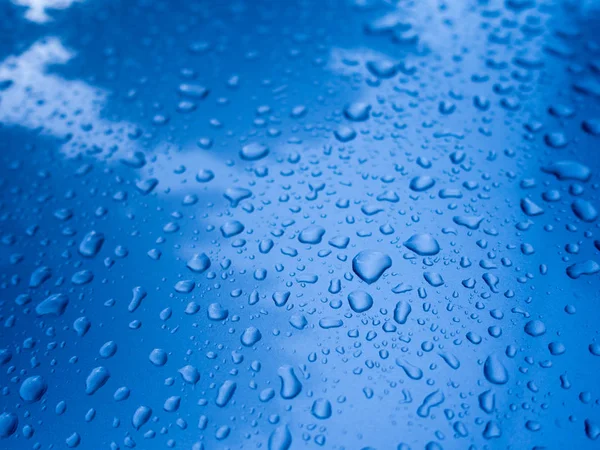 Σταγόνα Νερού Στο Μπλε Μέταλλο Αντανακλά Μπλε Ουρανό Και Λευκό — Φωτογραφία Αρχείου