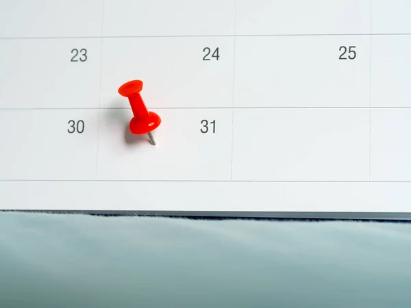 Spinga Spillo Rossa Durante Giorno Fine Mese Calendario Bianco Segna — Foto Stock