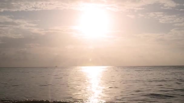 Захід Сонця Над Морем Сонячне Світло Відображає Поверхню Морської Хвилі — стокове відео