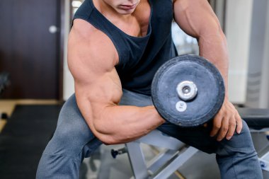 Egzersiz sağlıklı yaşam ve spor salonu. Spor salonu ekipman ve spor kavramı.