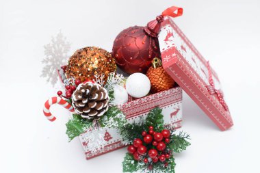 Metin alanı olan beyaz bir arka plan üzerinde Noel hediye