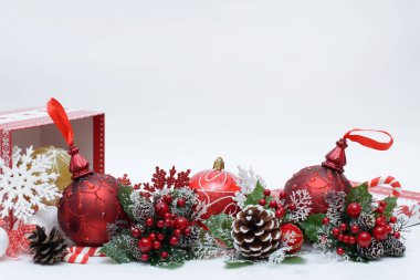 Metin alanı olan beyaz bir arka plan üzerinde Noel hediye