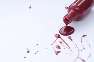 metin alanı olan beyaz zemin üzerine kırmızı oje