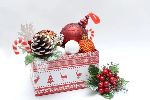 Weihnachtsgeschenk auf weißem Hintergrund mit Platz für Text — Stockfoto