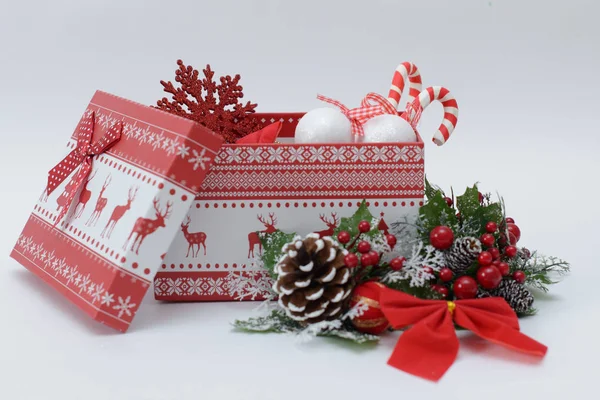 Weihnachtsgeschenk auf weißem Hintergrund mit Platz für Text — Stockfoto