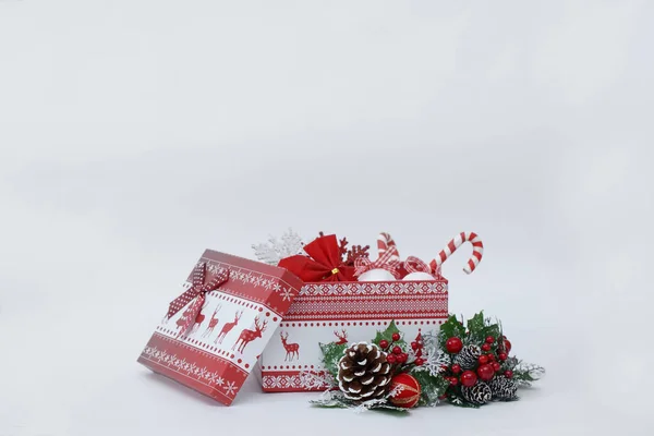 Рождественский подарок на белом фоне с пробелами для текста — стоковое фото