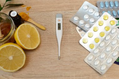 Ahşap arka plan üzerinde soğuk için çeşitli ilaçlar