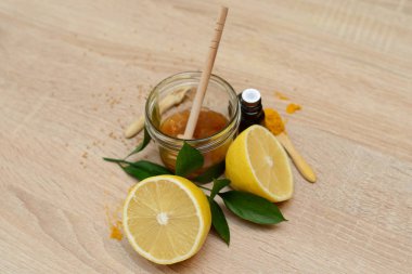 Ahşap arka plan üzerinde soğuk için çeşitli ilaçlar