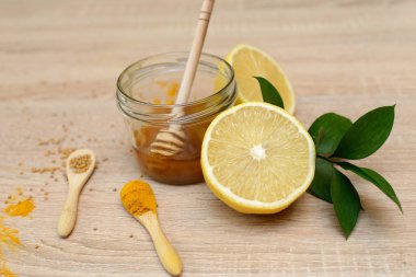 Ahşap arka plan üzerinde soğuk için çeşitli ilaçlar