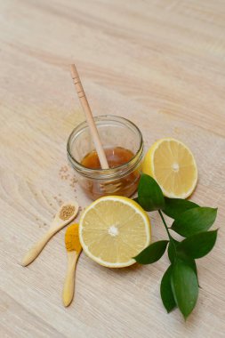 Ahşap arka plan üzerinde soğuk için çeşitli ilaçlar