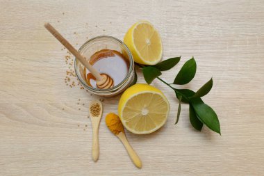 Ahşap arka plan üzerinde soğuk için çeşitli ilaçlar