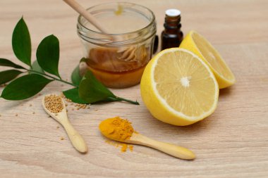 Ahşap arka plan üzerinde soğuk için çeşitli ilaçlar