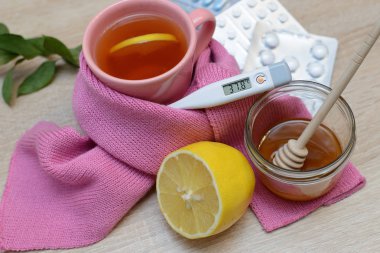 Ahşap arka plan üzerinde soğuk için çeşitli ilaçlar