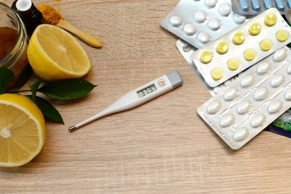 Ahşap arka plan üzerinde soğuk için çeşitli ilaçlar