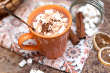 Sıcak kakao marshmallows baharatlar ile ile