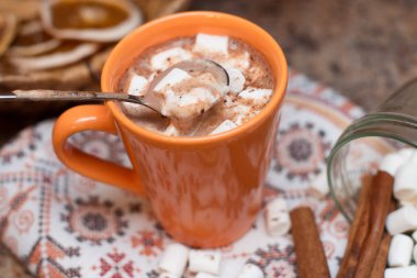 Sıcak kakao marshmallows baharatlar ile ile