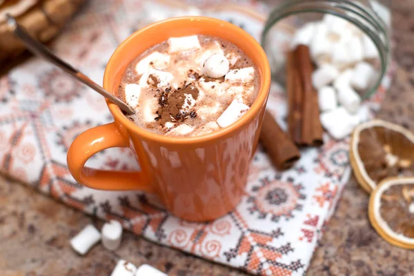 Forró kakaót a marshmallows, fűszerek — Stock Fotó