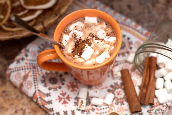 Cacao caliente con malvaviscos con especias — Foto de Stock