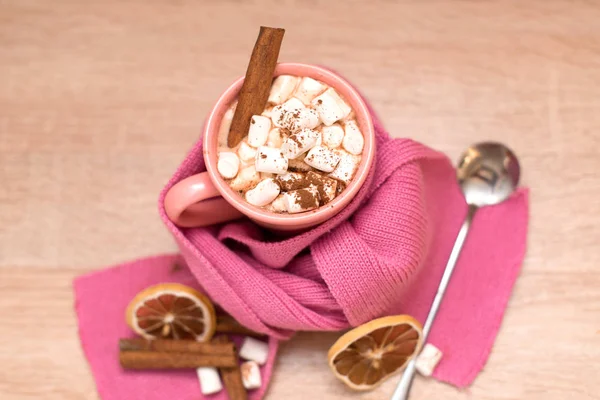 Chocolat chaud aux guimauves aux épices — Photo