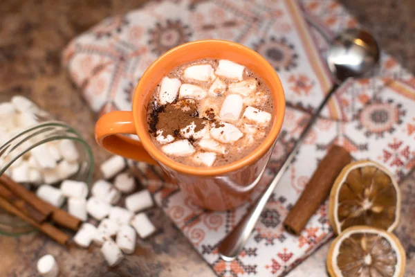 Cacau quente com marshmallows com especiarias — Fotografia de Stock