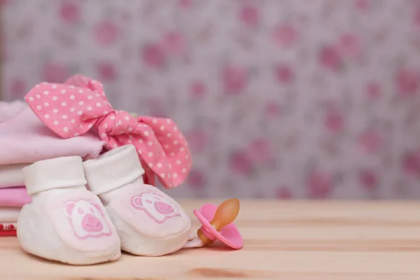 É um tema rosa menina bebê chuveiro ou berçário fundo com bordas decoradas no fundo de madeira . — Fotografia de Stock