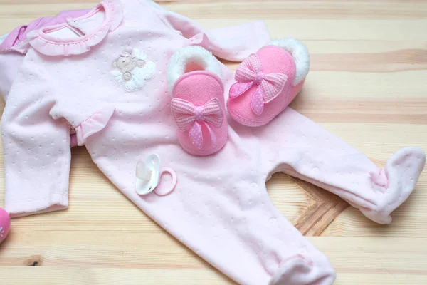 Onun bir kız pembe Tema duş bebek veya çocuk odası arka plan ile dekore edilmiş ahşap arka plan sınırlarında.
