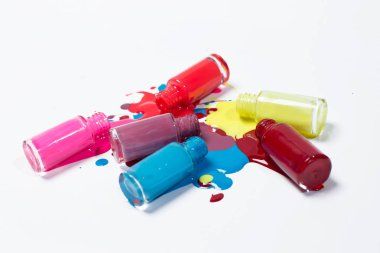 tırnak üzerinde beyaz izole cilalar