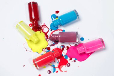 tırnak üzerinde beyaz izole cilalar