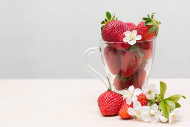 Tahta arka planda taze çilekler.