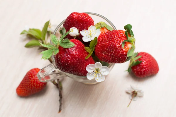 Fresas frescas sobre fondo de madera — Foto de Stock