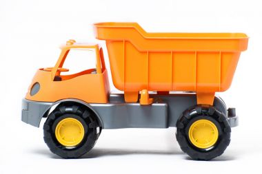 Beyaz arka plan üzerinde izole büyük plastik oyuncak kamyon