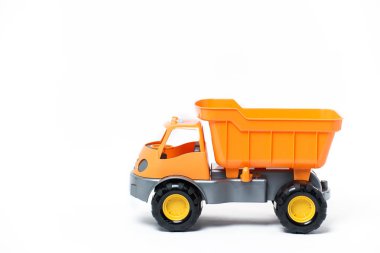 Beyaz arka plan üzerinde izole büyük plastik oyuncak kamyon