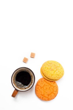 kahve ve beyaz arka plan üzerinde macarons