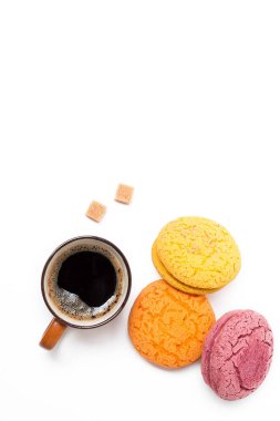 kahve ve beyaz arka plan üzerinde macarons