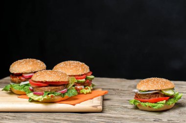 Ahşap bir masa üzerinde ev yapımı hamburger