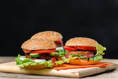 Ahşap bir masa üzerinde ev yapımı hamburger