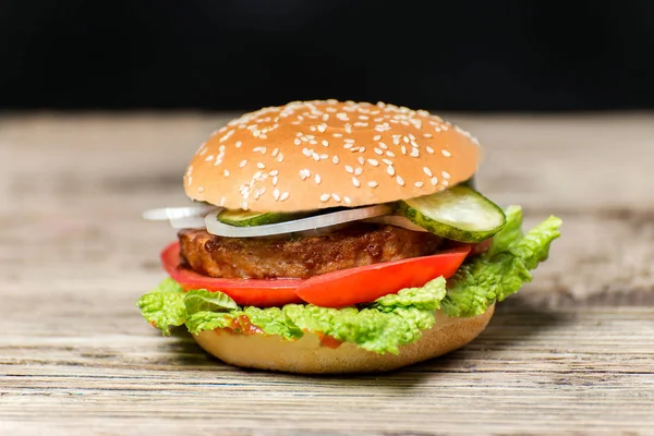 Ahşap bir masa üzerinde ev yapımı hamburger