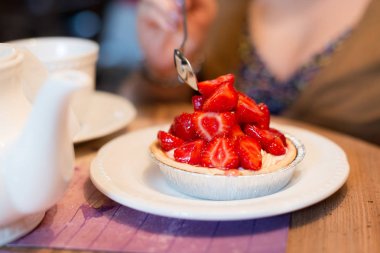 Ev yapımı kek muhallebi ve çilek tablodur