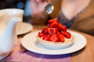 Muhallebi ve çilek ile lezzetli ev yapımı kum pasta tablodur