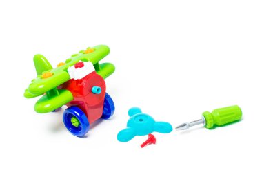 Beyaz arka plan üzerinde izole parlak plastik oyuncak uçak