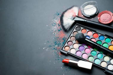 Karanlık bir arka plan üzerinde makyaj için dekoratif kozmetiği kümesi