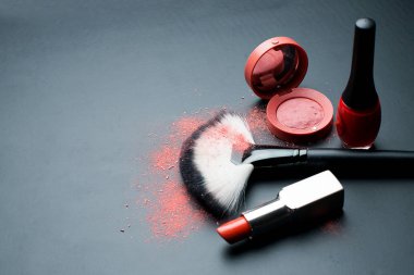 Dekoratif kozmetik ve makyaj fırçaları koyu arka plan üzerinde. Üstten Görünüm