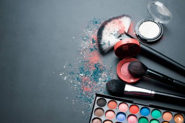 Karanlık bir arka plan üzerinde makyaj için dekoratif kozmetiği kümesi