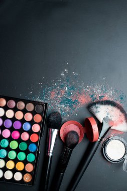 Karanlık bir arka plan üzerinde makyaj için dekoratif kozmetiği kümesi