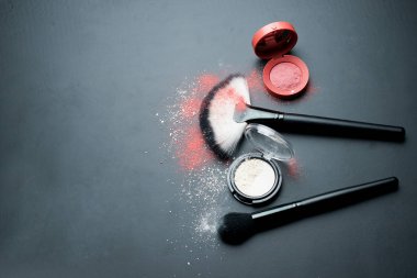 Üstten Görünüm. Dekoratif kozmetik ve makyaj fırçaları koyu arka plan üzerinde set