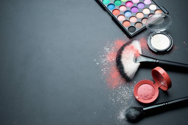 Koyu arka plan üzerinde kozmetik makyaj seti